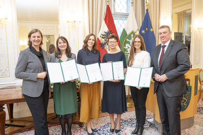 Von links nach rechts: Landesrätin Barbara Eibinger-Miedl, Michaela Schuller-Juckes, Ingeborg Zechner, Ellen Zechner, Christina Pölzler in Vertretung von Thomas Pölzler und LAbg. Klaus Zenz