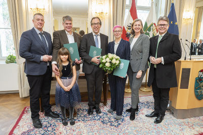 Von links nach rechts: Klaus Zenz, Martin Gross mit Tochter Valentina, Leonhard Grill, Jana Lasser, Barbara Eibinger-Miedl, Martin Polaschek